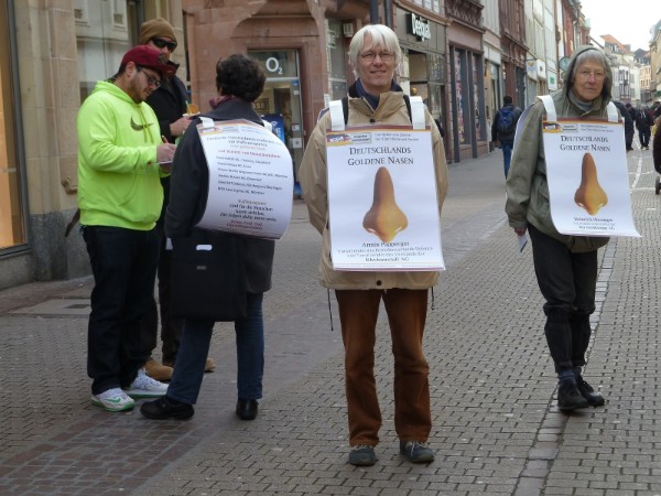 Unterschriften sammeln gegen verantwortliche Personen in Rüstungsunternehmen, wie z.B. Rheinmetall, Heckler&Koch, die sich mit Rüstungsexporten eine sprichwörtlich „Goldene Nase“ verdienen.